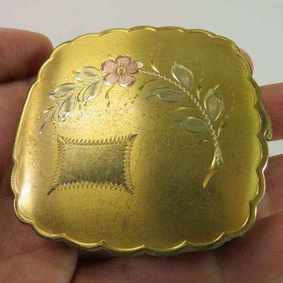 Vintage La Mode Floral Etched Gold Tone make up Compact W Mirror. Engravable - Picture 1 of 15